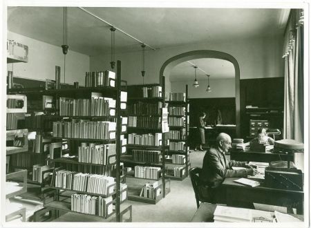 Blick in die Bibliothek um 1925