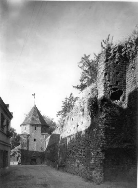 Münzturm und Stadtmauer um 1932